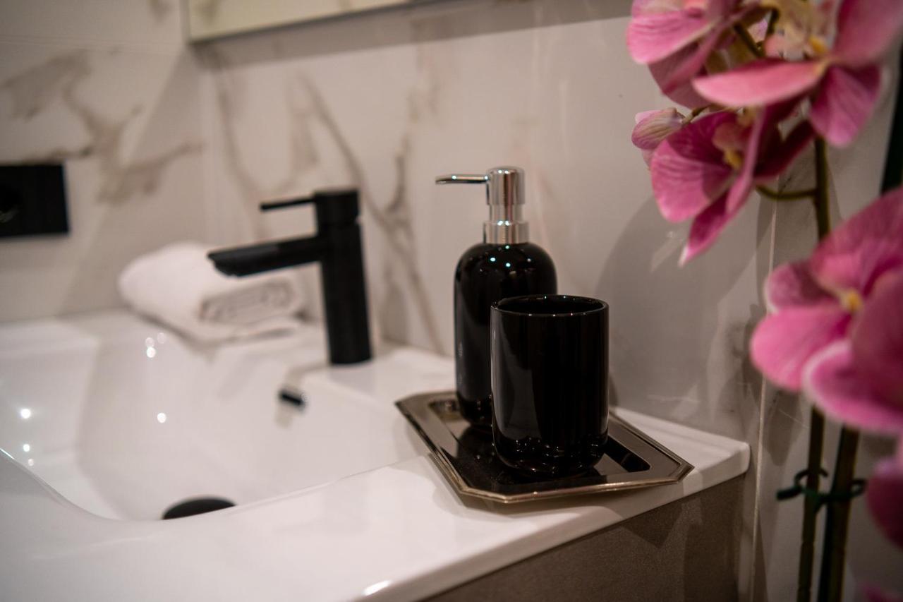 Luxury Cecilia Via Antonio Del Re 9 Tivoli Hotel Luaran gambar